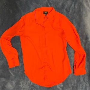 🚨 red button up blouse